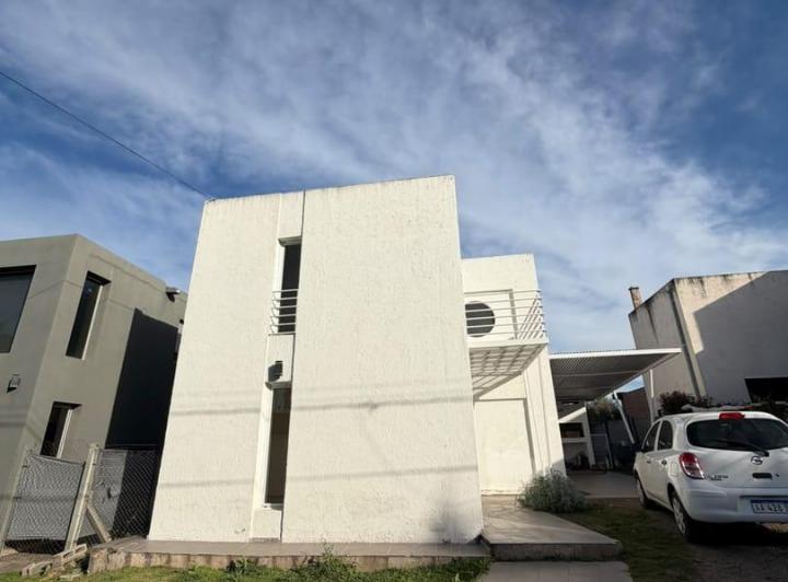 Casa · 170m² · 6 Ambientes · 1 Cochera