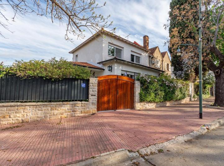 Casa · 295m² · 5 Ambientes · 1 Cochera