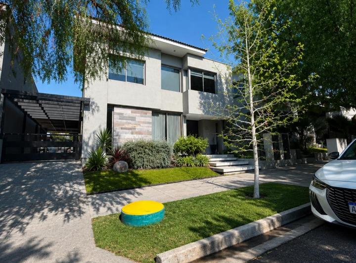 Casa · 235m² · 3 Ambientes · 1 Cochera