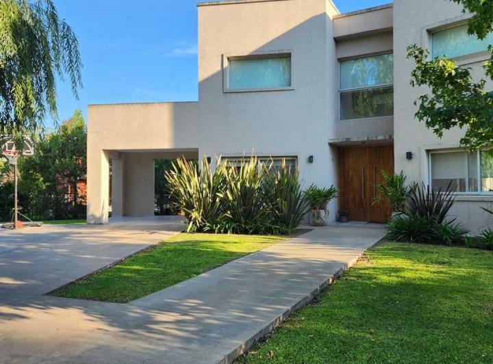 Casa · 196m² · 6 Ambientes · 1 Cochera