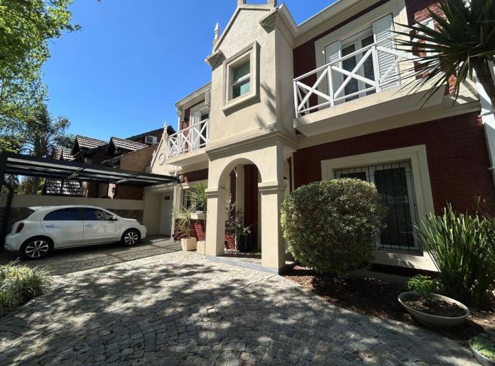 Casa · 200m² · 5 Ambientes · 2 Cocheras