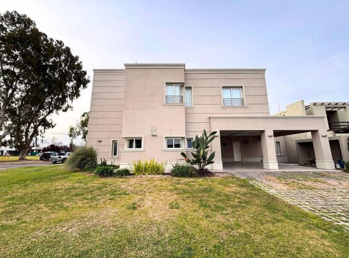 Casa · 330m² · 8 Ambientes · 2 Cocheras