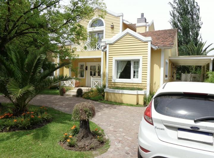 Casa · 7 Ambientes · 1 Cochera