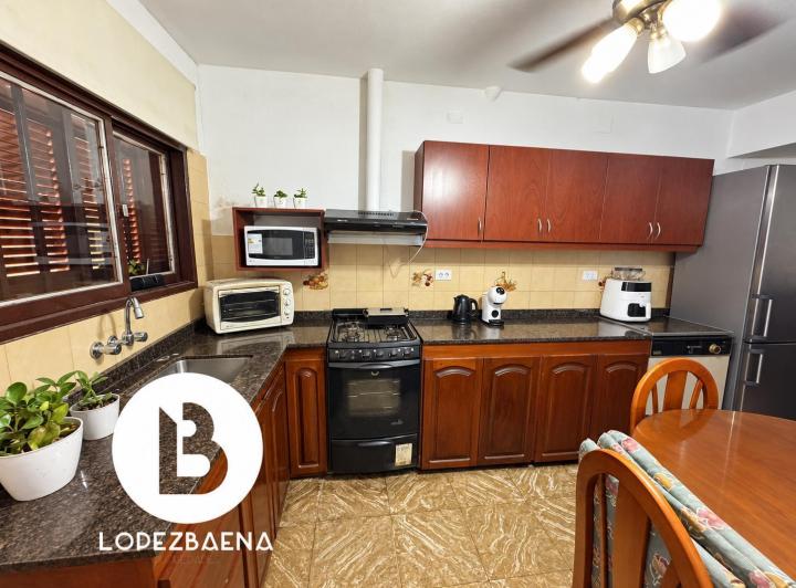 Casa · 263m² · 8 Ambientes · 1 Cochera