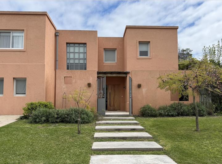 Casa · 243m² · 7 Ambientes · 1 Cochera