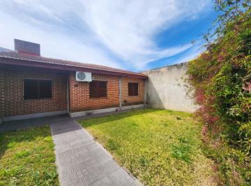 Casa · 140m² · 4 Ambientes · 1 Cochera · Casa Venta Villa Castells 3 Dorm. Parque