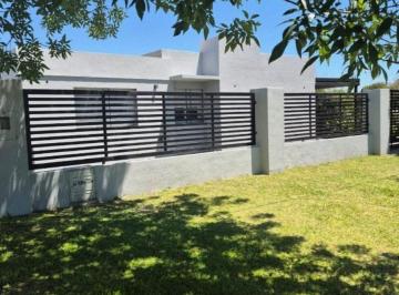 Casa · 96m² · 4 Ambientes · Venta Casa de 3 Dorm. en Punta Chacra, Roldán