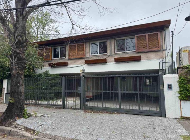 Casa · 240m² · 5 Ambientes · 2 Cocheras