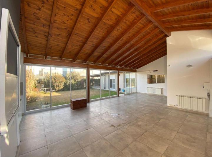 Casa · 240m² · 5 Ambientes · 3 Cocheras