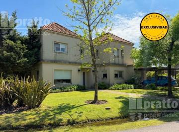 Casa · 192m² · 6 Ambientes · 5 Cocheras · Excelente Casa, Cálida y Funcional | 3 Dorm. + Suite Principal