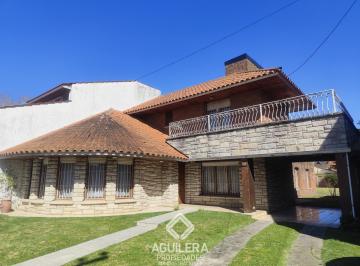 Casa · 229m² · 6 Ambientes · 6 Cocheras · Pompeya – Chalet Estilo Mar del Plata de 6 Ambientes con Gran Parque