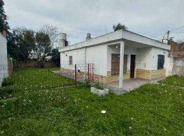 Casa · 88m² · 4 Ambientes · 2 Cocheras · Venta de Casa 4 Amb Grand Bourg - Apto Crédito