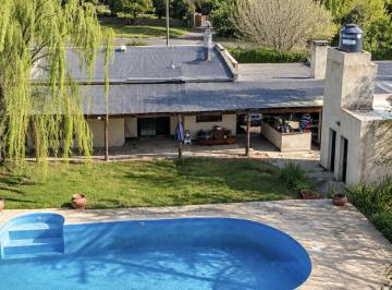 Quinta vacacional · 870m² · 4 Ambientes · 2 Cocheras · Casa Quinta en Laguna de Lobos con Pileta y Parrilla