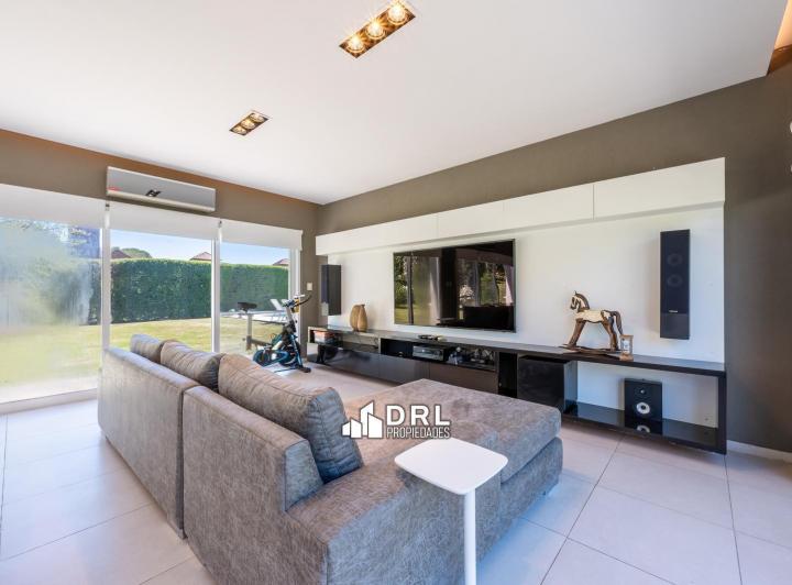 Casa · 501m² · 3 Dormitorios · 4 Cocheras