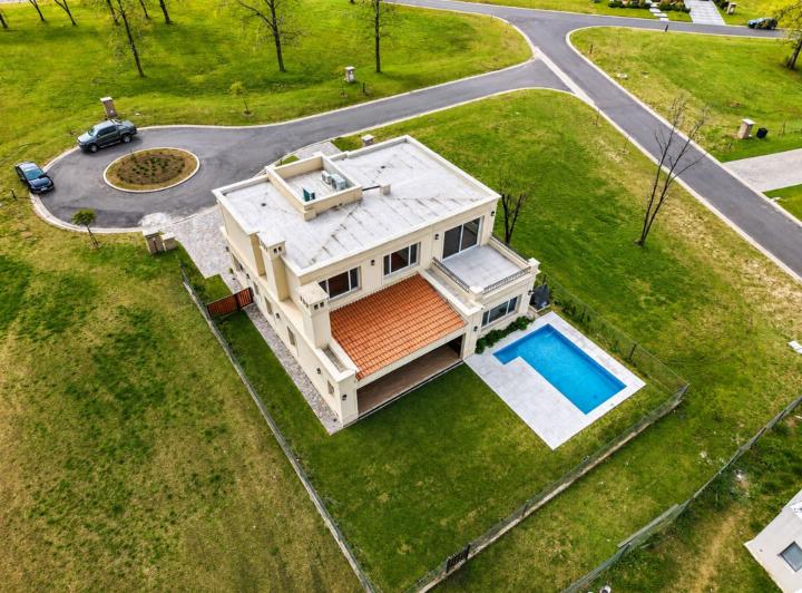 Casa · 280m² · 6 Ambientes · 3 Cocheras