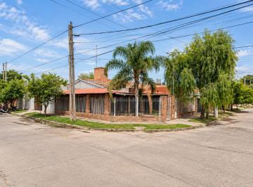 Casa · 98m² · 4 Ambientes · 1 Cochera · Casa Esquina con Pileta — Barrio Autonomía