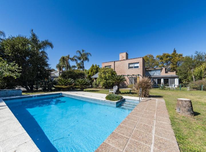 Casa · 483m² · 9 Ambientes · 2 Cocheras