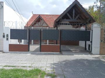 Casa de 3 ambientes, Avellaneda · Excelente Casa con Gge y Parque