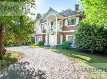 Casa · 200m² · 4 Ambientes · 2 Cocheras · 3 Dorm. con Pileta y Jardin Alquiler Anual.