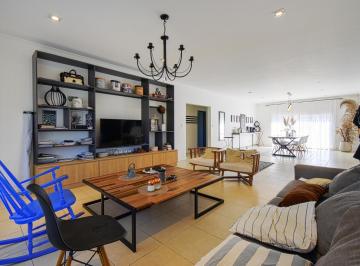 Casa · 157m² · 5 Ambientes · 1 Cochera · Casa Quinta a La Venta en Lobos