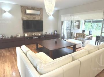 Casa · 316m² · 5 Ambientes · 2 Cocheras · Casa en Saint Thomas Norte Estilo
