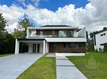 Casa · 320m² · 5 Ambientes · 2 Cocheras · Casa a Estrenar Excelente Ubicación Dentro del Barrio