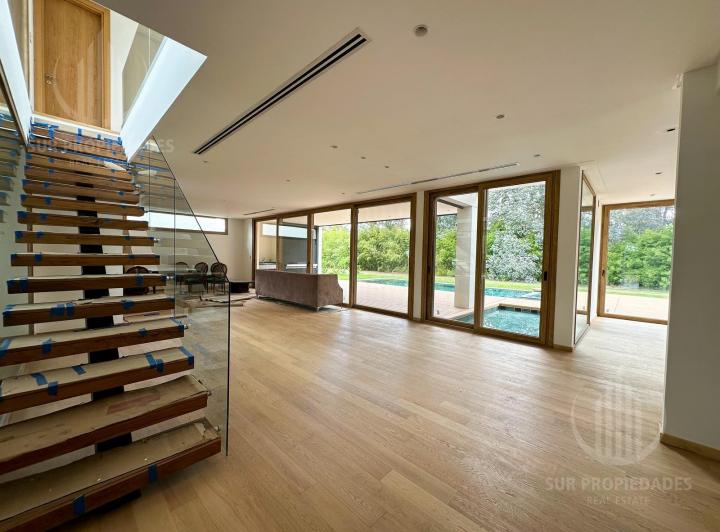 Casa · 320m² · 5 Ambientes · 2 Cocheras