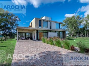 Casa · 1400m² · 4 Ambientes · 4 Cocheras · Casa en Area 60