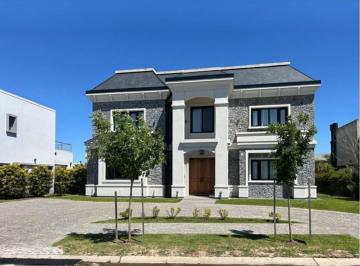 Casa · 298m² · 5 Ambientes · 1 Cochera · Casa Chalet en Venta en Nuevo Quilmes, Quilmes, G. B. a. Zona Sur