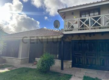 Casa · 120m² · 4 Ambientes · 1 Cochera · Casa en Venta de 3 Dorm. en Ostende Excelente Ubicación