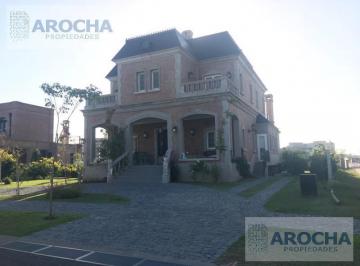 Casa · 411m² · 5 Ambientes · 3 Cocheras · 4 Dorm. - Vista a La Laguna