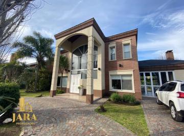 Casa · 220m² · 4 Ambientes · 4 Cocheras · Venta Casa de 1100 m² en Fincas de Iraola I con Pileta, Parrilla y Hidromasaje