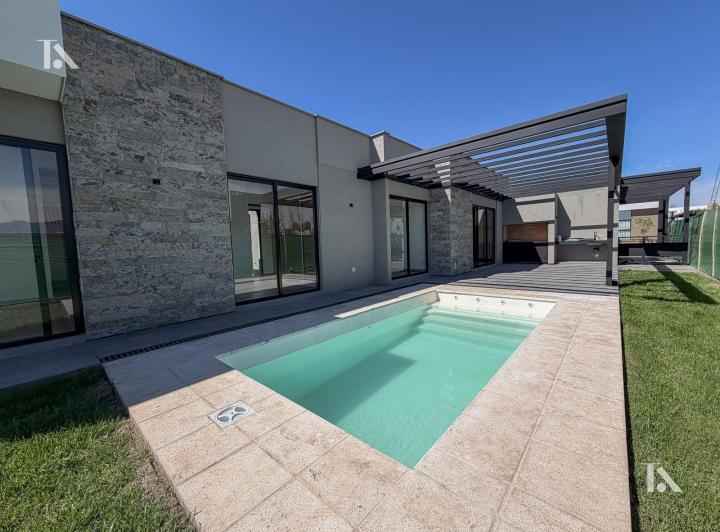 Casa · 180m² · 5 Ambientes · 2 Cocheras