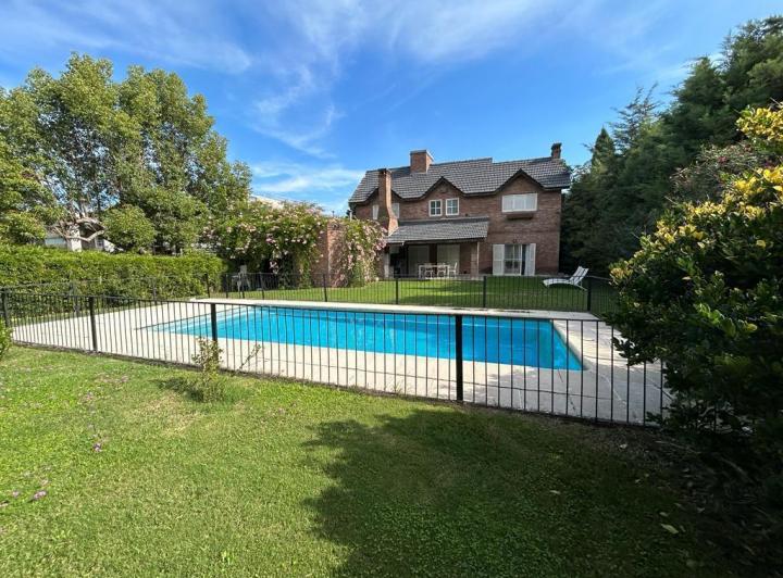 Casa · 850ha · 6 Ambientes · 3 Cocheras