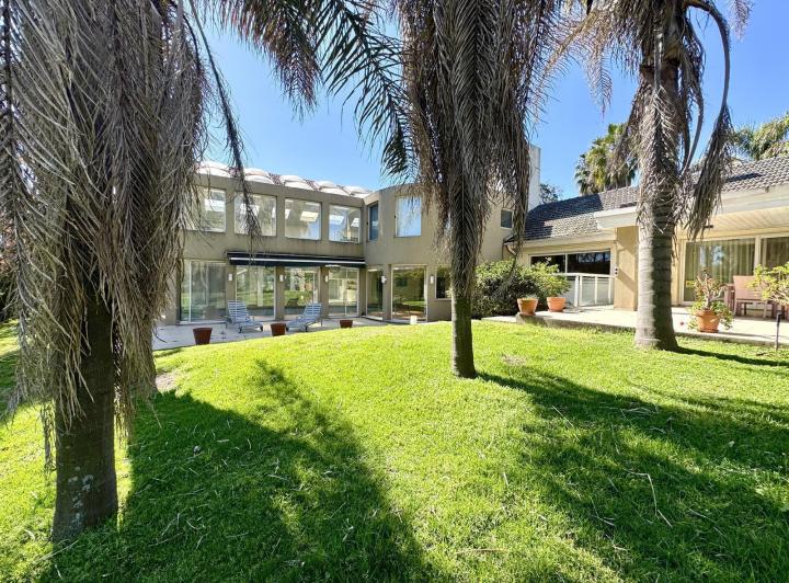 Casa · 4200ha · 10 Ambientes · 5 Cocheras