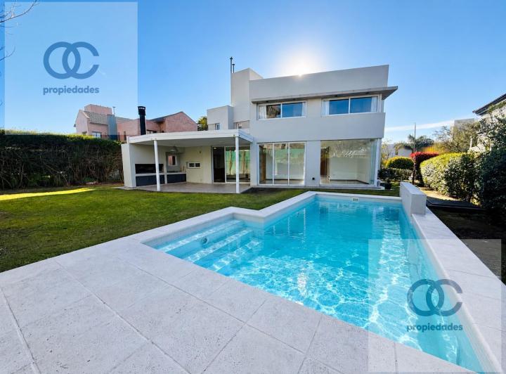 Casa · 263m² · 3 Ambientes · 2 Cocheras