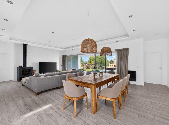 Casa · 300m² · 5 Ambientes · 2 Cocheras