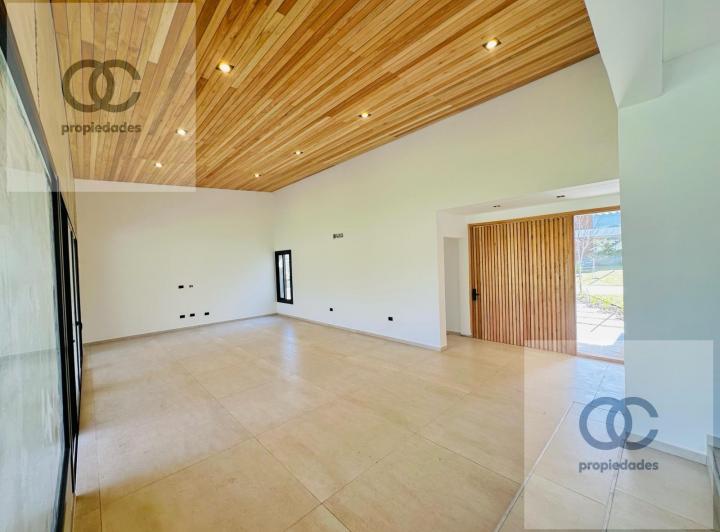 Casa · 400m² · 5 Ambientes · 2 Cocheras