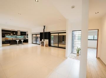 Casa · 240m² · 4 Dormitorios · 1 Cochera · Casa en Venta en Sicardi