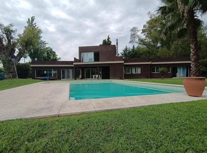 Casa · 285m² · 5 Ambientes · 4 Cocheras