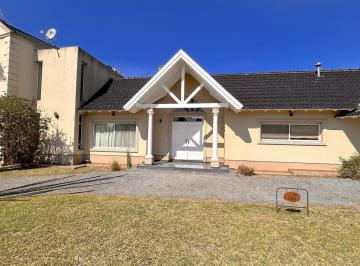 Casa · 867m² · 5 Ambientes · 1 Cochera · Alquiler Temporal en Fincas de Iraola