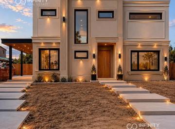 Casa · 195m² · 6 Ambientes · 2 Cocheras · Casa en Medal Country Club a Estrenar!