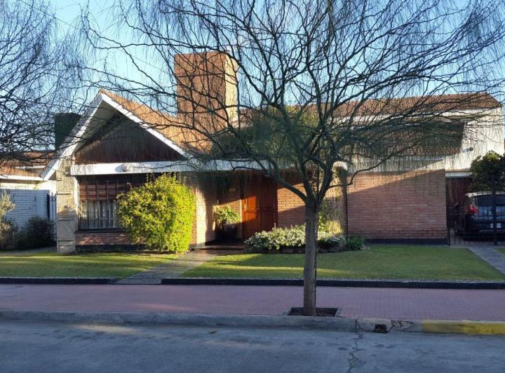 Casa · 330m² · 7 Ambientes · 2 Cocheras