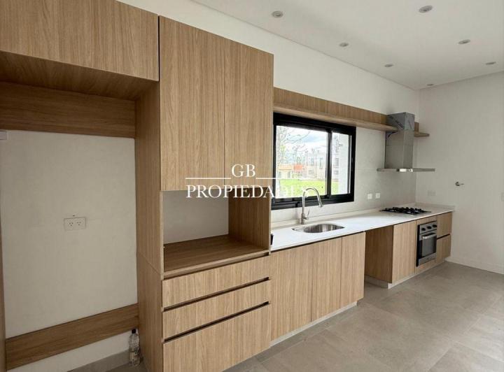 Casa · 163m² · 5 Ambientes · 3 Cocheras