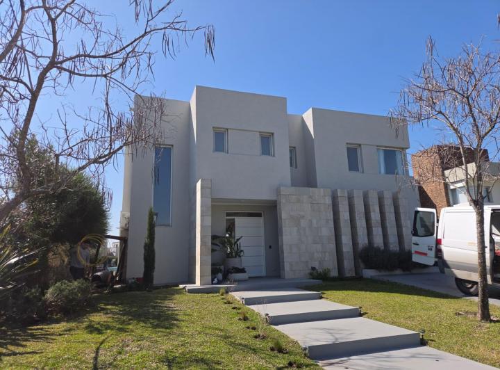 Casa · 242m² · 3 Ambientes