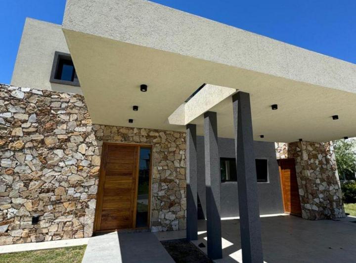 Casa · 211m² · 6 Ambientes · 2 Cocheras