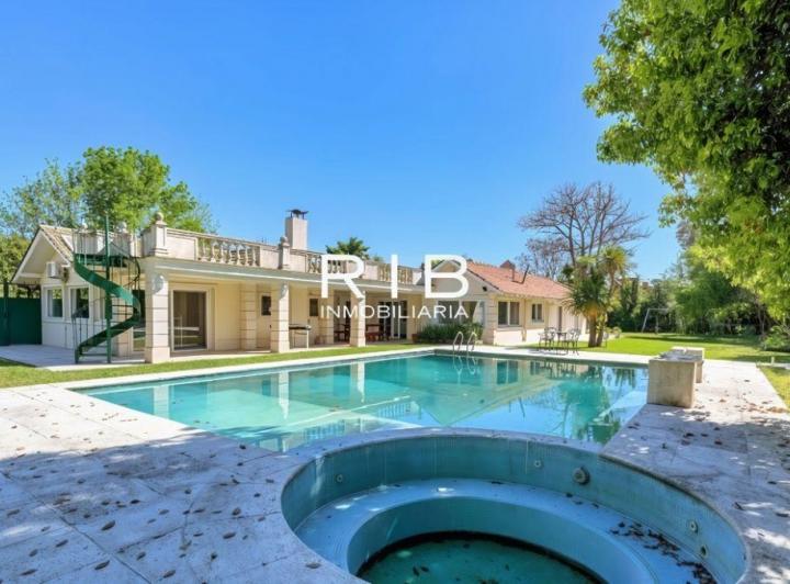 Casa · 364m² · 6 Ambientes · 4 Cocheras