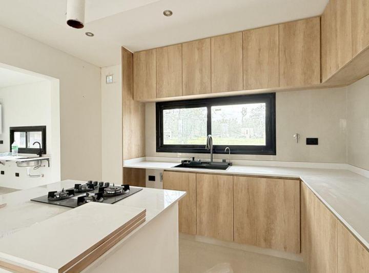Casa · 170m² · 5 Ambientes · 4 Cocheras