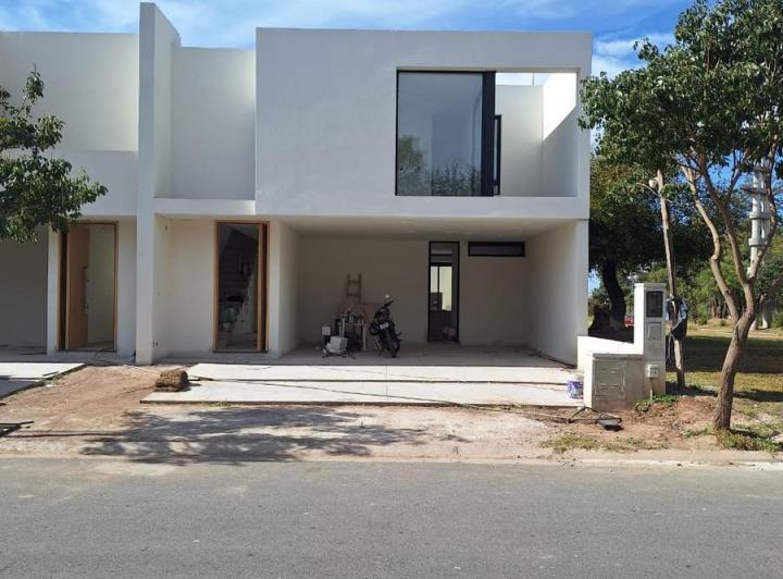 Casa · 203m² · 5 Ambientes · 2 Cocheras