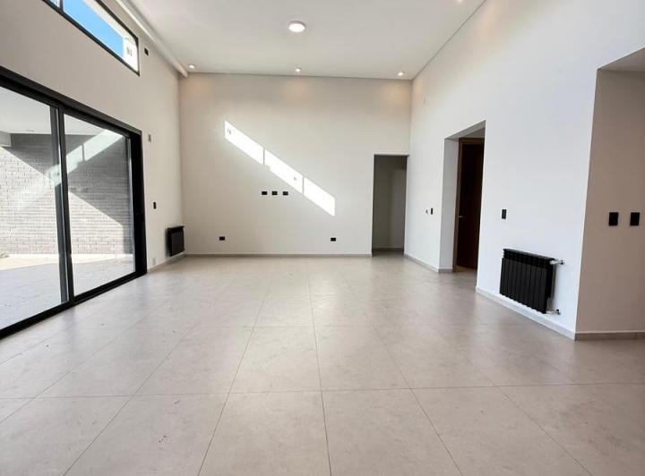 Casa · 215m² · 4 Ambientes · 2 Cocheras